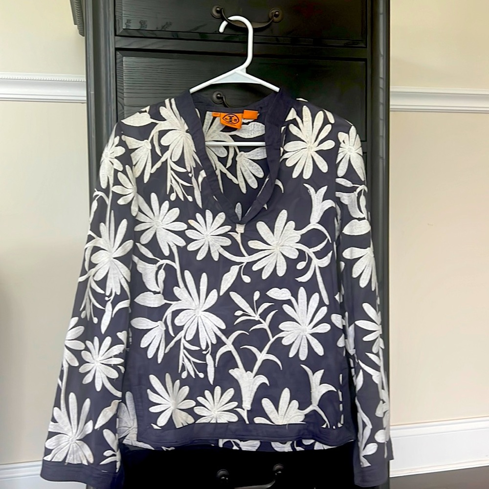 Tory Burch classic top size 6. 100% cotton with embroidery.